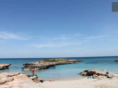 L'Isoletta � chiamata cos� perch� dinanzi alla spiaggia emerge dal mare una piccola �isola� scogliosa che in primavera si ricopre di margherite gialle